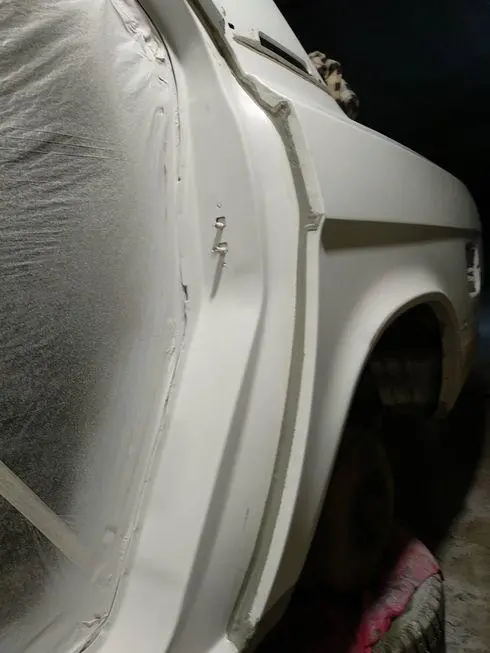Sealing the seam between the rear left fender and the rear door opening