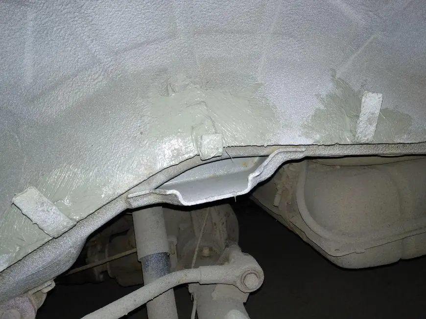 Sealing the seams of the rear left fender liner