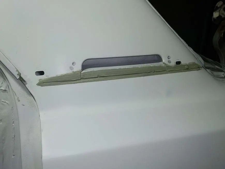 Seam sealing between rear left pillar and fender