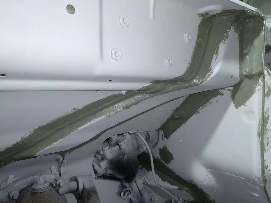 Sealing the seams of the mudguard reinforcement