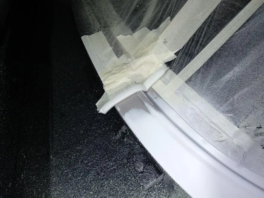 Roller sticker under the windshield