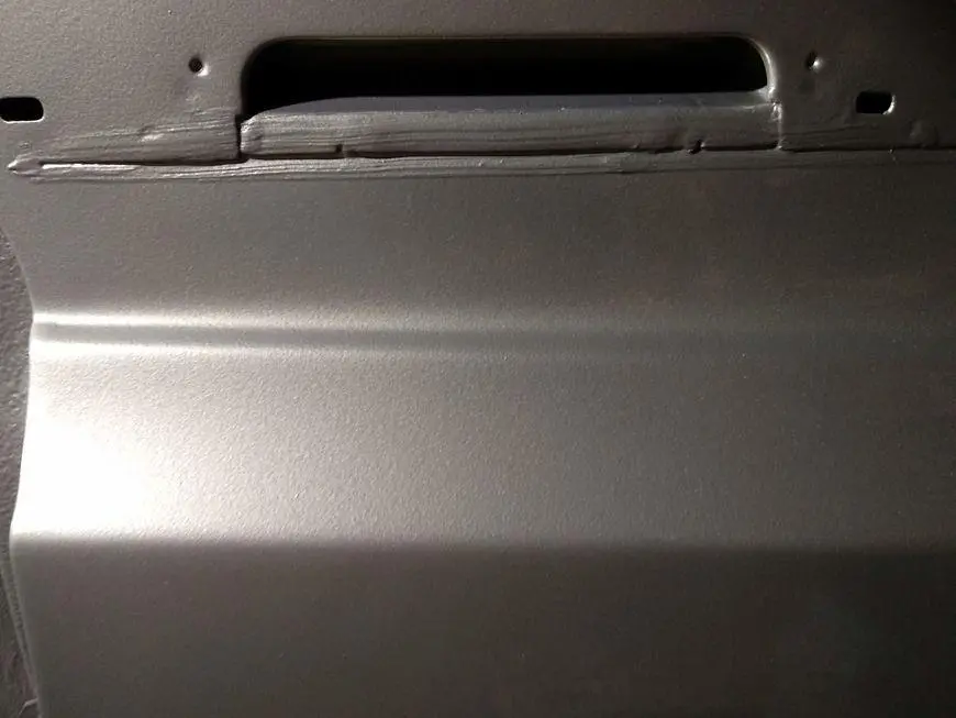 Looking at the edge of the rear left wing - front view