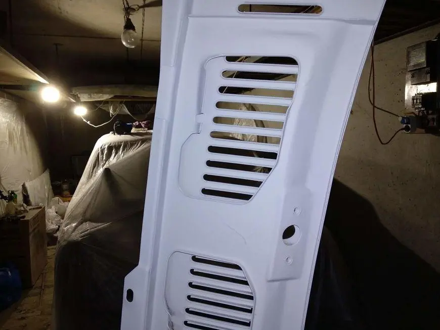 Wiper panel with filler primer - inside view in the middle