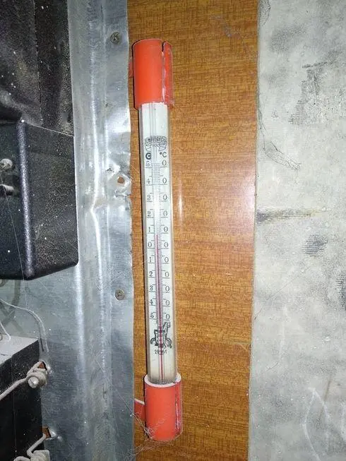 Thermometer with readings of air temperature during painting