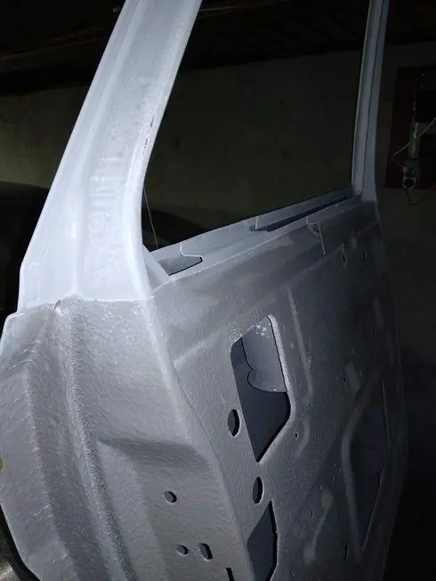 View of the rear end of the tailgate window