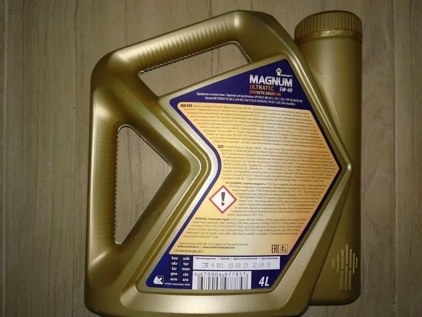Rosneft MAGNUM ULTRATEC 5W-40 oil - rear view