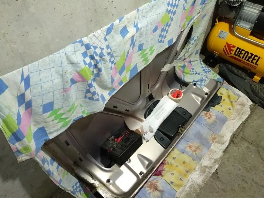 Trunk lid on the floor