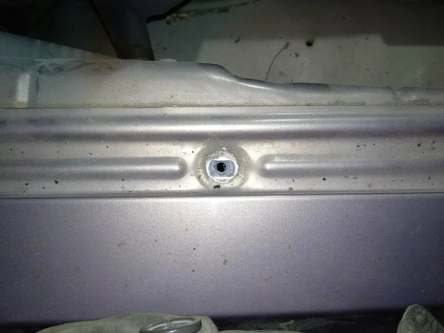 Attachment points of the front fender to the body