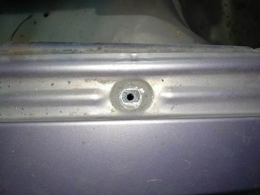 Attachment points of the front fender to the body
