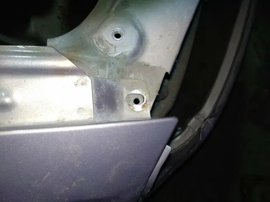 Attachment points of the front fender to the body