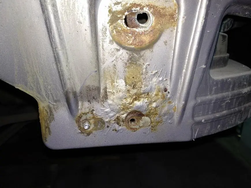 Attachment points of the front fender to the body