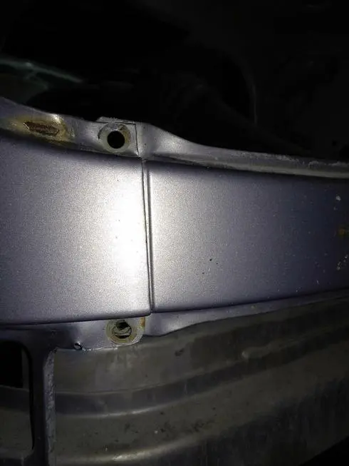 Attachment points of the front fender to the body