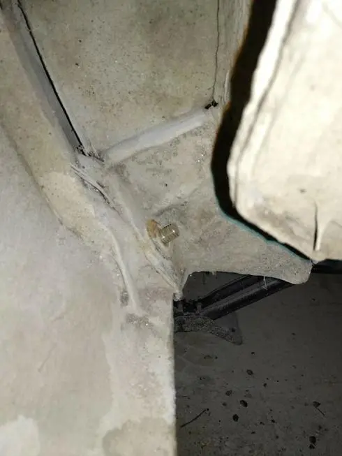 Attachment points of the front fender to the body