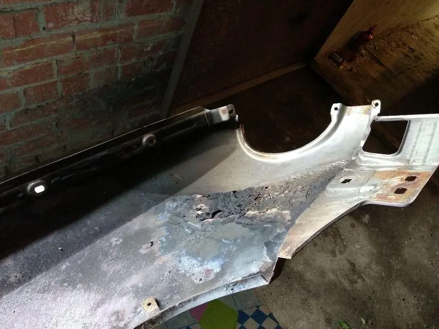 Burnt inner front of the wing