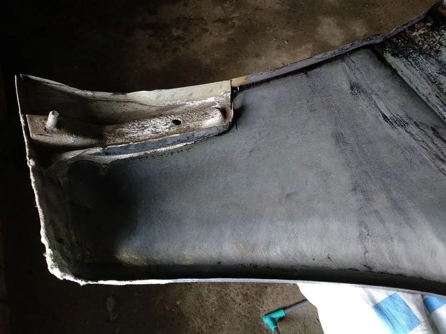 The inner lower part of the wing after cleaning and treatment with a rust converter