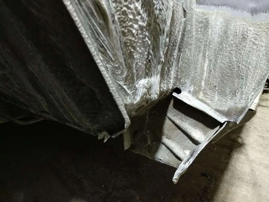 The rear-bottom of the mudguard, treated with a rust converter for the second time and cleaned of acid