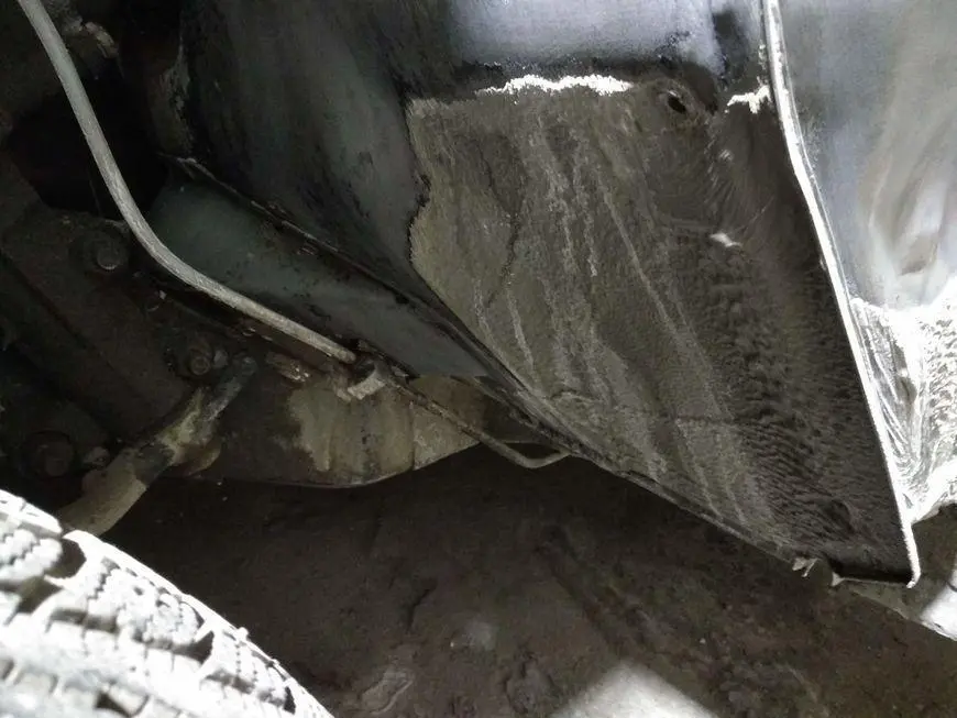 The lower part of the mudguard, treated with a rust converter for the second time and cleaned of acid