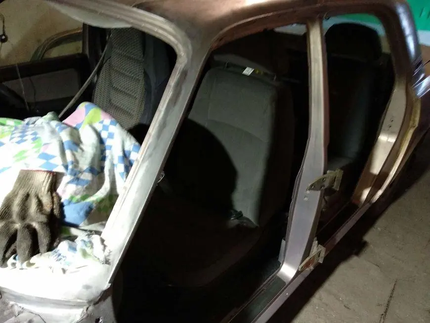 General view of the left side of the body with the windshield removed and the doors removed